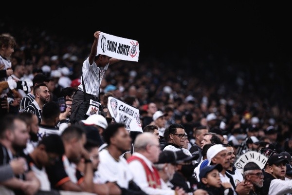 Foto: (Ettore Chiereguini/AGIF) - Torcedores do Corinthians têm lotado a Neo Química Arena desde a liberação de 100% de público nos estádios brasileiros