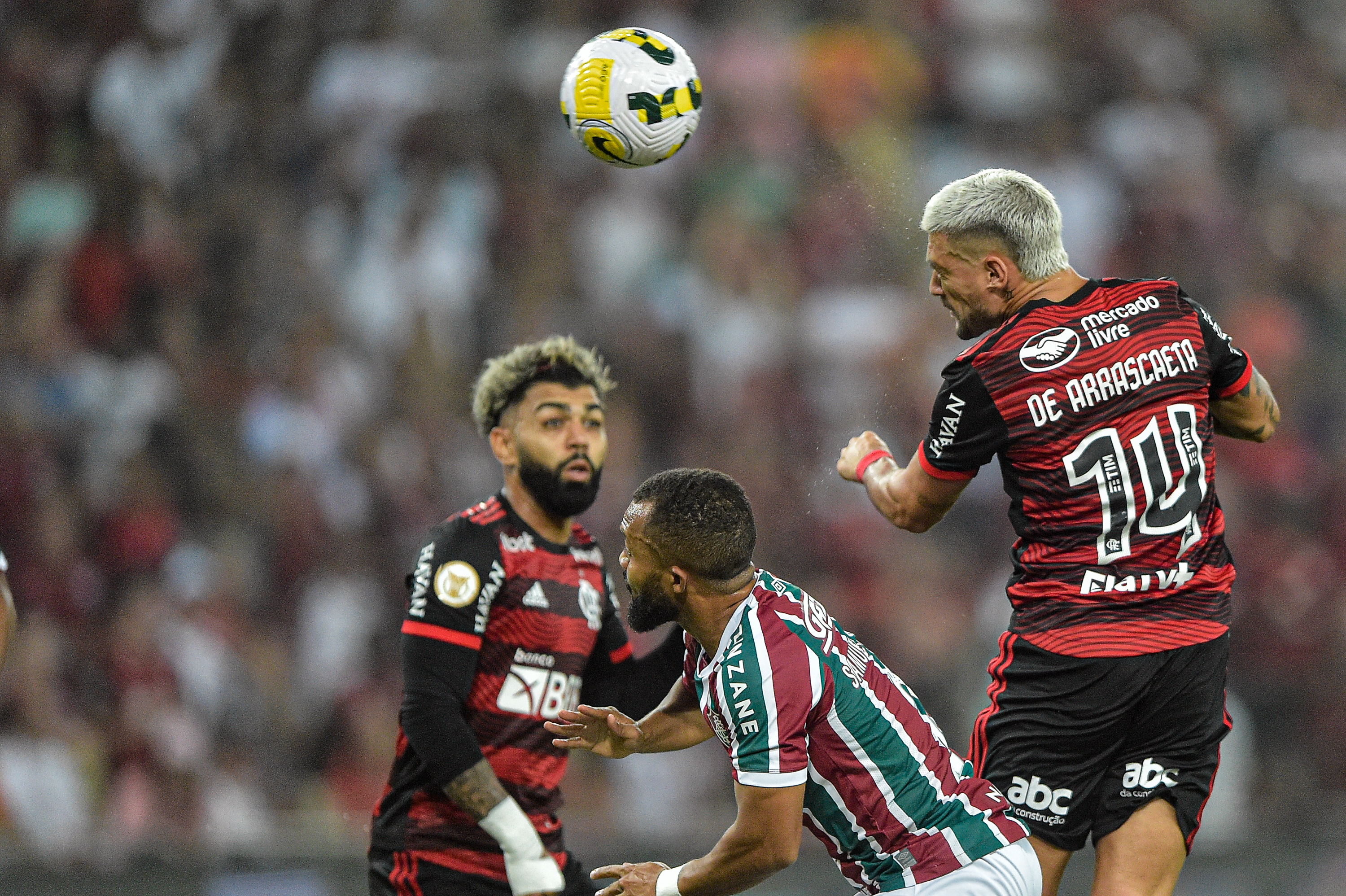 Thiago Ribeiro/AGIF/ Flamengo e Fluminense em campo no Maracanã. 