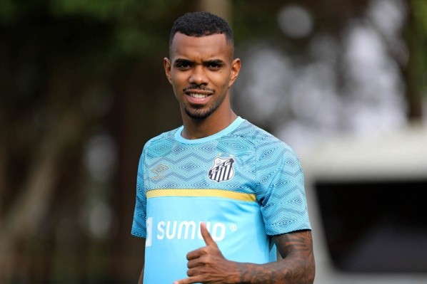 Foto: Pedro Ernesto Guerra Azevedo/Santos FC – Lucas Pires tem contrato renovado até maio de 2026 no Santos