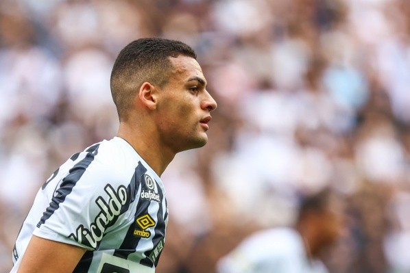 Kaiky deve atuar na lateral (Foto: Marcello Zambrana/AGIF)