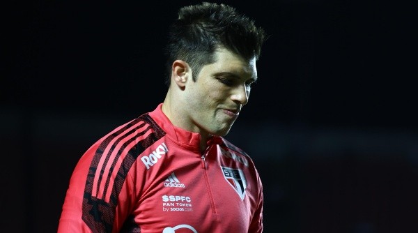 Tiago Volpi com a camisa do São Paulo (Foto: Marcello Zambrana/AGIF)