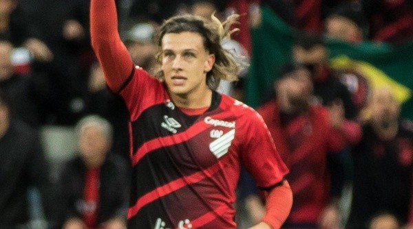 Canobbio entrou no gosto dos torcedores do Athletico (Foto: Robson Mafra/AGIF)