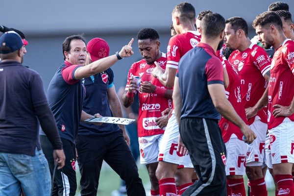Foto: Heber Gomes/AGIF – Técnico Dado Cavalcanti está em busca da sua primeira vitória pelo Vila Nova