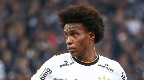 Willian com a camisa do Corinthians (Foto: Marcello Zambrana/AGIF)
