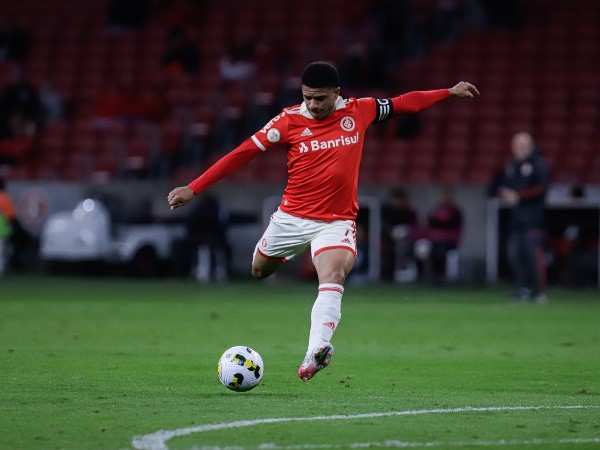 Foto: Maxi Franzoi/AGIF – Taison mandou um recado para a torcida colorada sobre o protesto da última quarta-feira