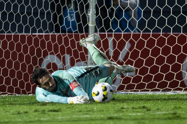 Diogo Reis/AGIF/ Tadeu defendendo pênalti na Copa do Brasil. 
