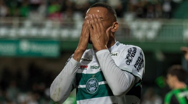 Clayton pode aparecer entre os titulares do Coritiba (Foto: Robson Mafra/AGIF)