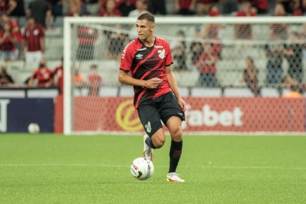 Lucas Fasson com a camisa do Athletico Paranaense (Foto: Divulgação/Athletico Paranaense)