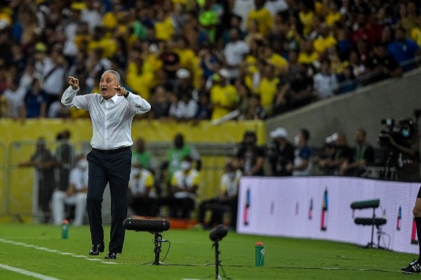 Thiago Ribeiro/AGIF/ Tite em campo com a seleção brasileira. 