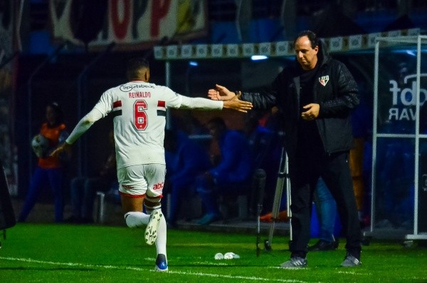 R.Pierre/AGIF/ Reinaldo comemorando gol com Ceni. R.Pierre/AGIF/ Reinaldo comemorando gol com Ceni.