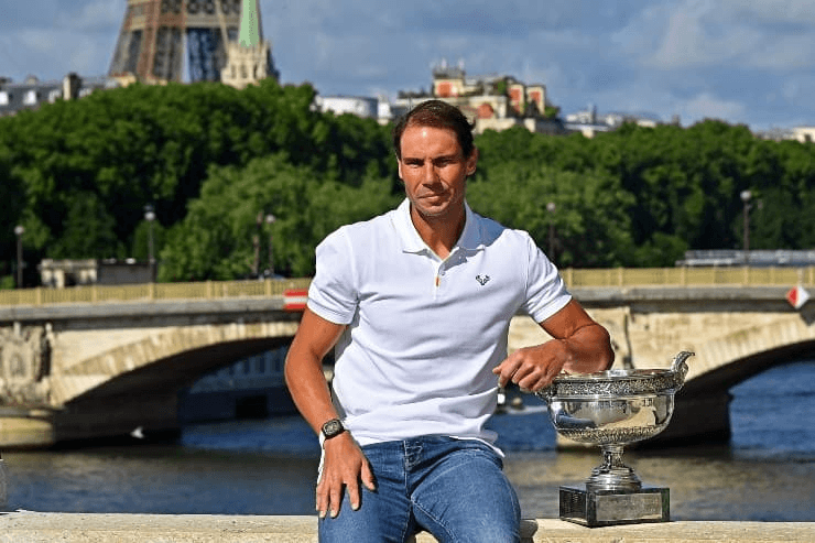 Aurelien Meunier/Getty Images - Nadal com sua taça na capital francesa