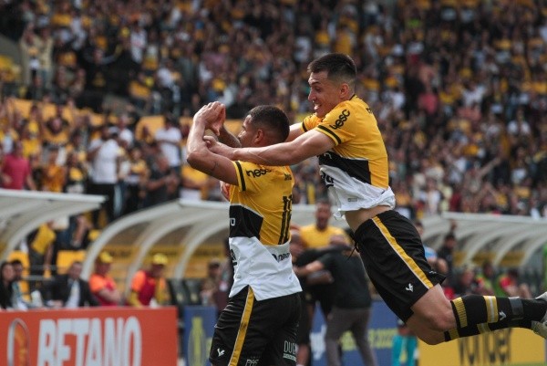 Lucas Sabino/AGIF/ Criciúma comemorando gol. 