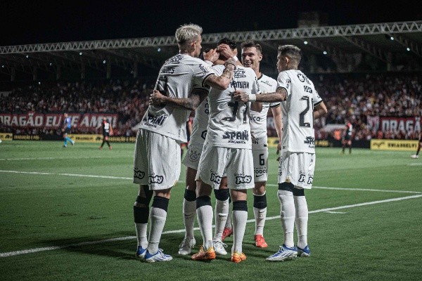 Heber Gomes/AGIF/ Corinthians comemorando gol contra o Atlético-GO. 