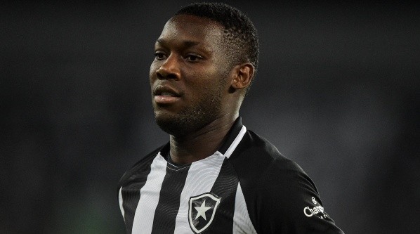 Patrick de Paula foi negociado com o Botafogo (Foto: Thiago Ribeiro/AGIF)