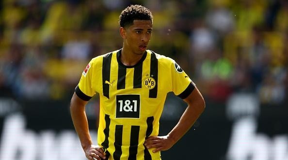 Bellingham com a camisa do Borussia Dortmund (Foto: Lars Baron/Getty Images)