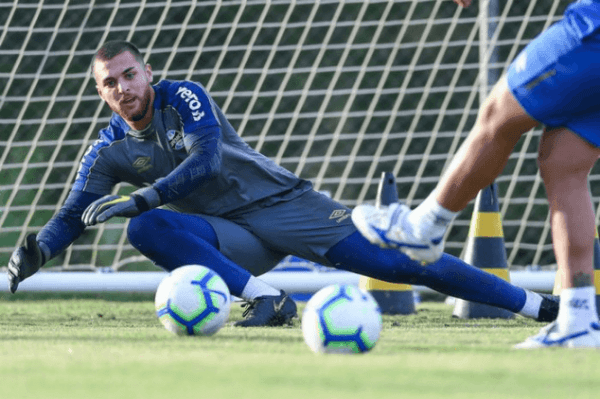 Foto: Lucas Uebel/Grêmio – Megiolaro retornou de empréstimo, mas não consta nos planos de Roger Machado em 2022