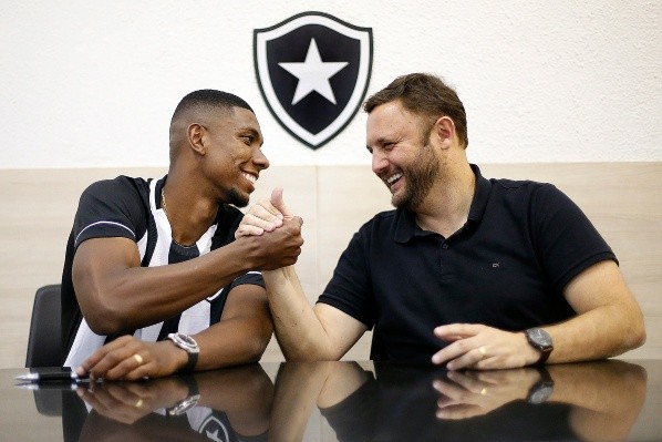 Foto: Flickr Oficial Botafogo FR/Vítor Silva     O diretor de futebol abordou o problema que o Botafogo terá que enfrentar no mercado