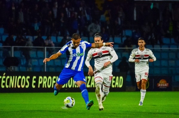 R.Pierre/AGIF/ São Paulo em campo contra o Avaí. R.Pierre/AGIF/ São Paulo em campo contra o Avaí.