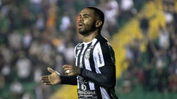 Flickr Oficial Figueirense/Patrick Floriani/FFC/ Jhon Cley em campo pelo Figueirense. 