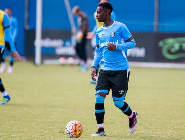 Foto:Jeferson Guareze/AGIF – Lincoln estreou no profissional do Grêmio em 2015, ainda com 16 anos