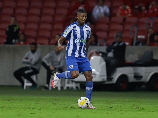 Jean Pyerre está disputando o Brasileirão com a camisa do Avaí (Foto: Maxi Franzoi/AGIF)