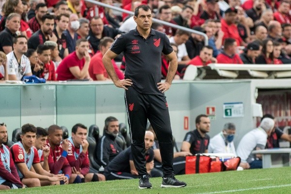 Foto: Robson Mafra/AGIF – Treinador ficou apenas sete jogos no comando do Furacão