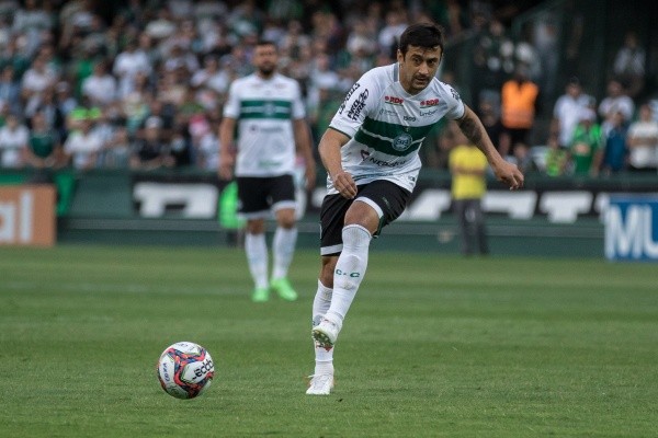 Robinho deve retornar ao Coritiba (Foto: Robson Mafra/AGIF)