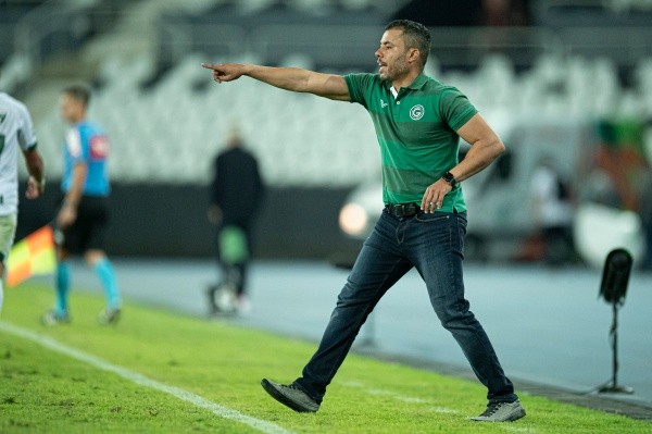 Jorge Rodrigues/AGIF/ Jair Ventura em jogo do Goiás. 