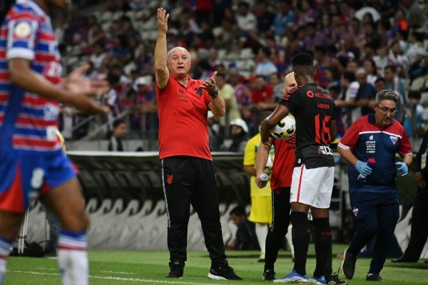 Foto:Kely Pereira/AGIF | Gramado do Castelão é criticado