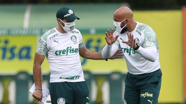 Foto: Cesar Greco – Rogério Godoy conversa com Abel em treino na Academia de Futebol