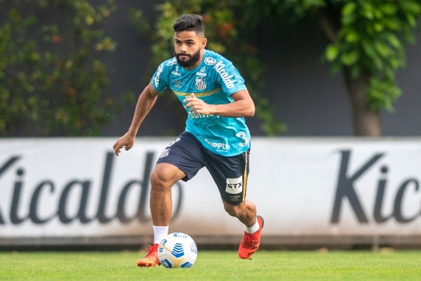Foto: Ivan Storti/Santos FC – Lateral está jogando muito pouco no Santos em 2022 e pode deixar o Clube na janela