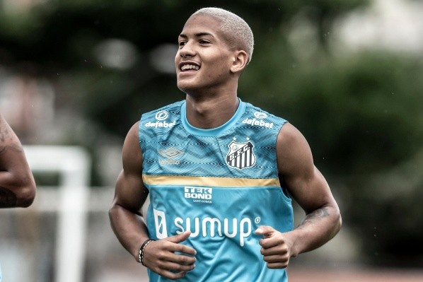 Foto: Ivan Storti/Santos FC – Ângelo, aos 17 anos, é titular absoluto de Fabián Bustos e arranca olhares da Europa