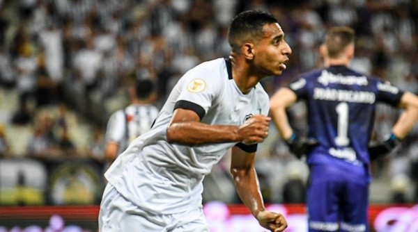 Victor Sá com a camisa do Botafogo (Foto: Kely Pereira/AGIF)