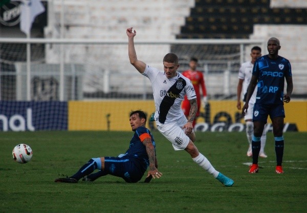 Rogério Capela/AGIF/ Léo Naldi em campo pela Ponte Preta. 
