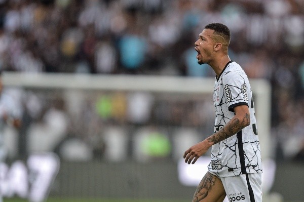 Foto: Thiago Ribeiro/AGIF – João Victor é cotado para substituir a perda de Diego Carlos