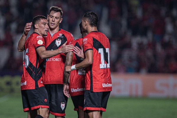  Isabela Azine/AGIF/ Atlético-GO em campo comemorando gol. 