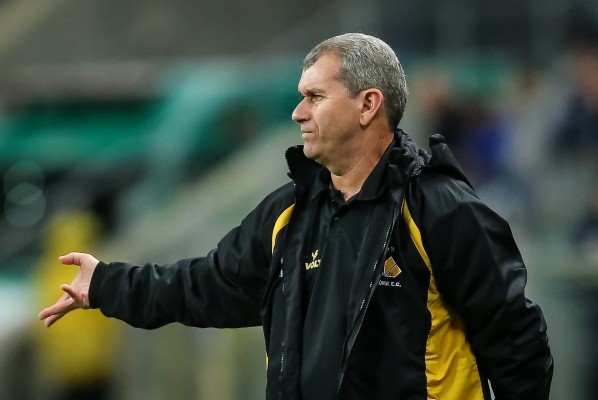 Foto: Pedro H. Tesch/AGIF – O técnico Cláudio Tencati tem apenas uma dúvida no time do Criciúma