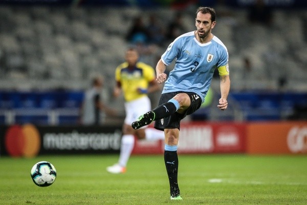 Thomás Santos/AGIF/ Godín em campo pela seleção do Uruguai. 