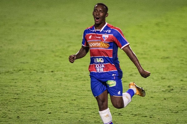Heber Gomes/AGIF Yuri César comemorando gol com a camisa do Fortaleza.
