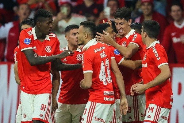 Pedro H. Tesch/AGIF/ Internacional comemorando gol pelo Brasileirão. 