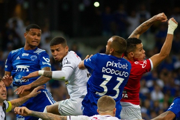 Fernando Moreno/AGIF/ Ponte Preta em campo contra o Cruzeiro, pela Série B,