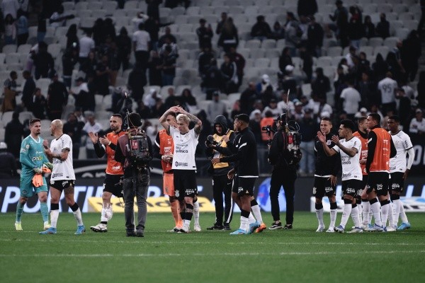 Ettore Chiereguini/AGIF/ Jogadores do Corinthians comemorando vitória em casa. 