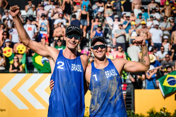 Fivb/ Mundial de Vôlei de Praia | Fim de semana cheio de medalhas para o Brasil; ouro no feminino, prata e bronze no masculino. 