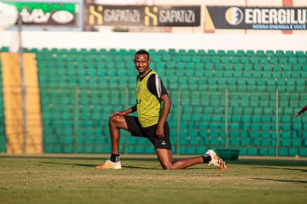 Patrick Floriani/FFC/ Com um desfalque e um retorno, Júnior Rocha fará mudanças na escalação do Figueirense contra o Remo. Patrick Floriani/FFC/ Com um desfalque e um retorno, Júnior Rocha fará mudanças na escalação do Figueirense contra o Remo.
