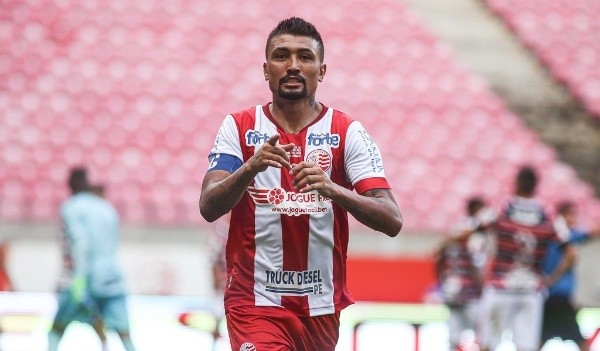 Foto: Tiago Caldas/ Náuitco/ Kieza em campo com a camisa do Timbu. Foto: Tiago Caldas/ Náuitco/ Kieza em campo com a camisa do Timbu.