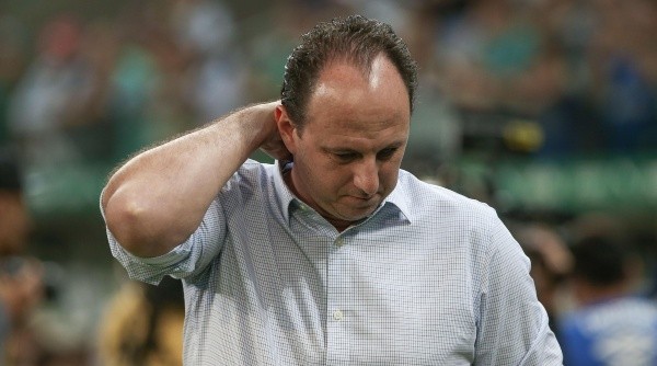 Rogério Ceni sofre pressão da torcida do São Paulo (Foto: Marcello Zambrana/AGIF)