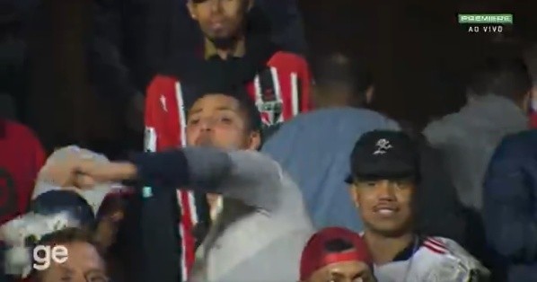Reprodução Premiere/ Torcedor joga camisa do São Paulo no gramado após derrota para o Palmeiras. 