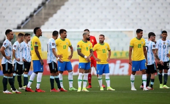Alexandre Schneider / Getty Images/ Brasil e Argentina em setembro no ano passado, quando a partida foi suspensa. 