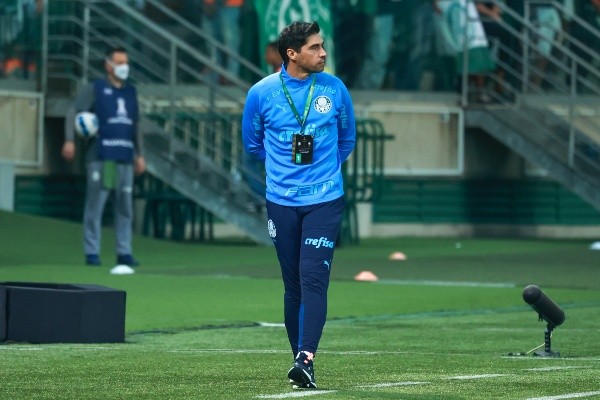 Marcello Zambrana/AGIF/ Abel Ferreira em campo.