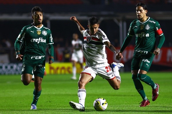 Nestor com a camisa do São Paulo (Foto: Marcello Zambrana/AGIF)